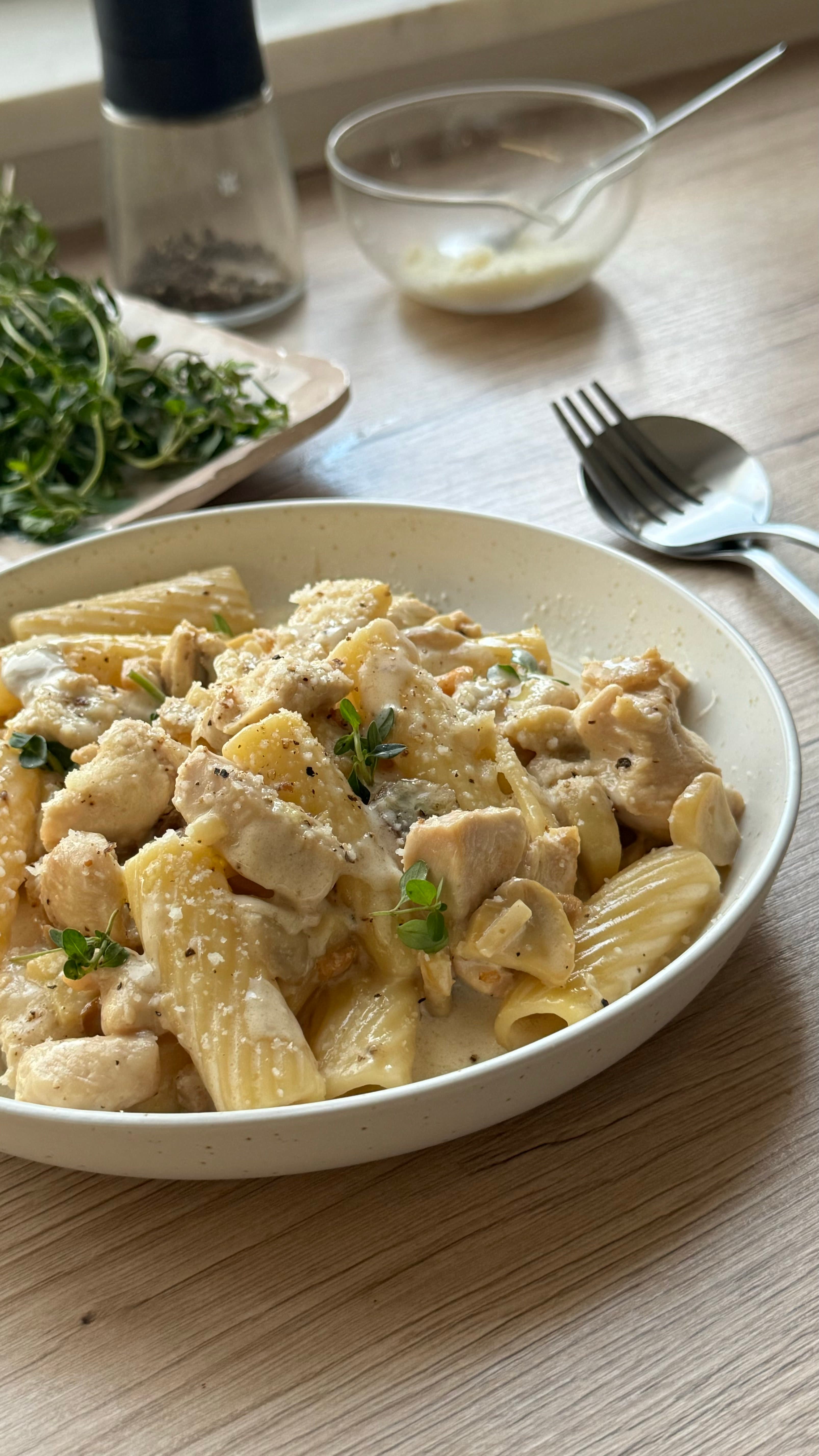 Սերուցքային պաստա սնկով և հավի մսով