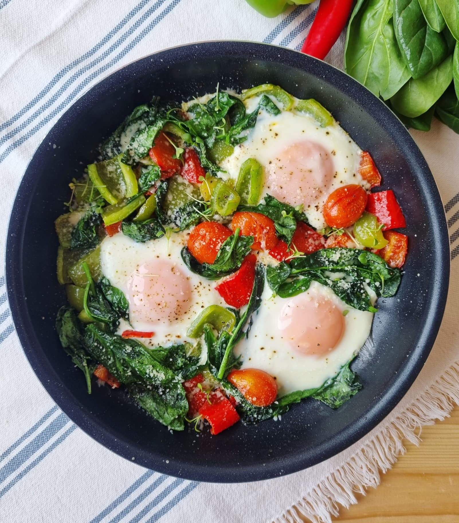 Fried Eggs with Spinach and Bell Peppers