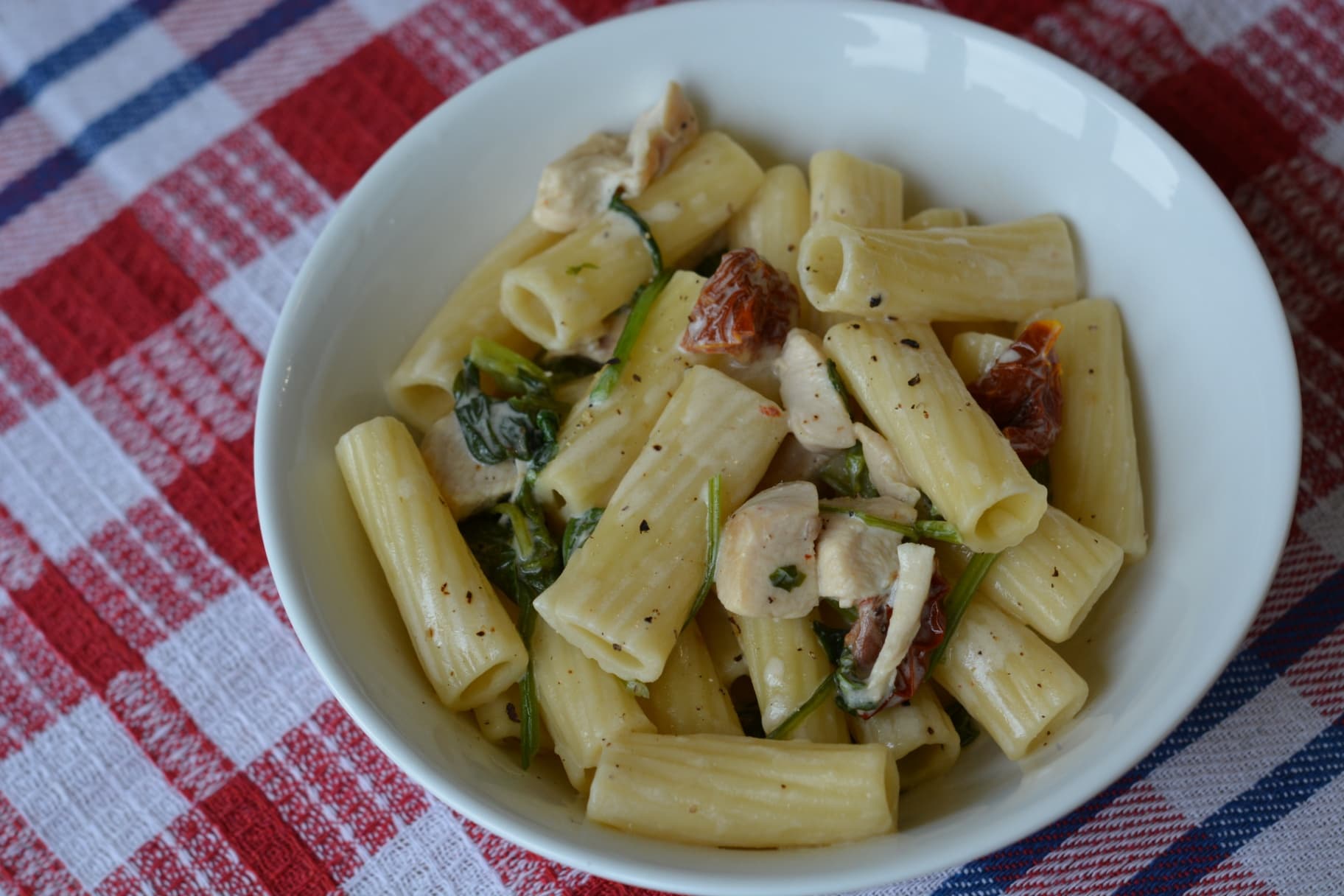 Հավի կրծքամսով, սպանախով և լոլիկի չրով պաստա