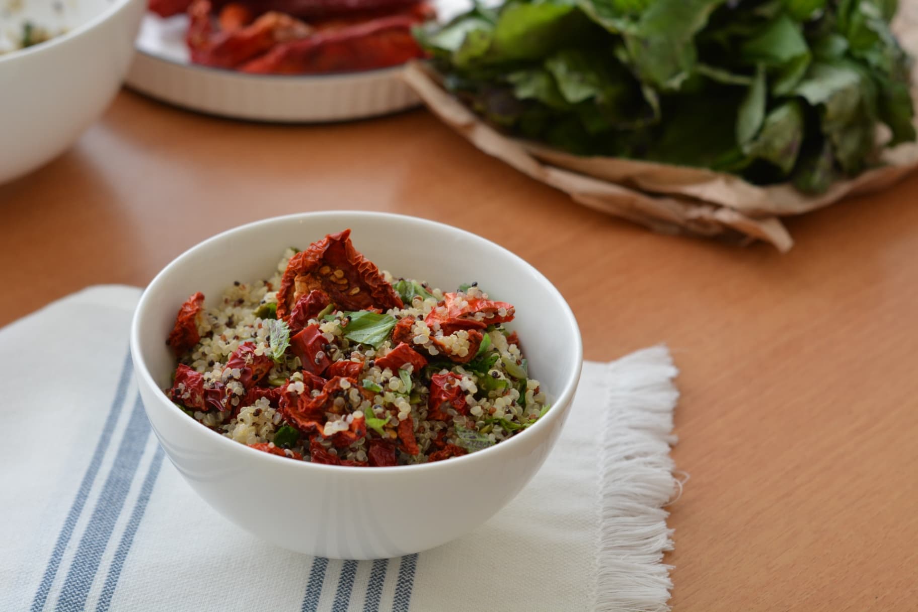 Քինոայով և չրերով աղցան